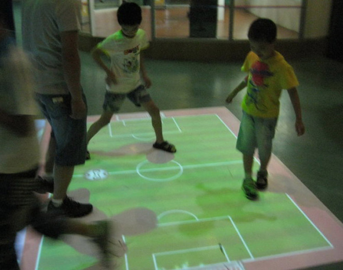 动感影院和小朋友们玩虚拟足球.jpg