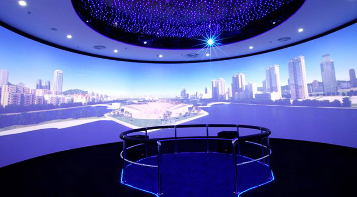 动感影院360°环幕影院不同于一般的电影屏幕.jpg